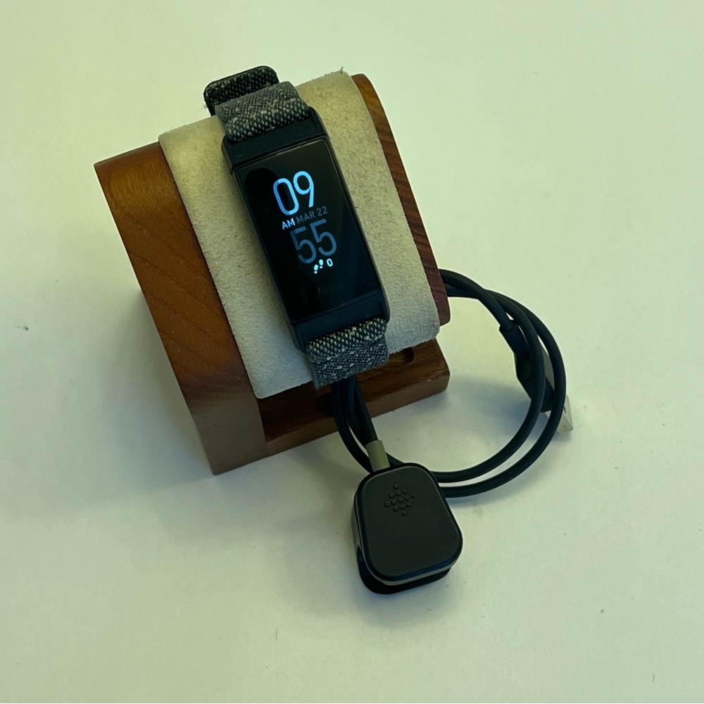 Fitbit Charge 4, Tested, Excellent, Special Edition, Charger Included